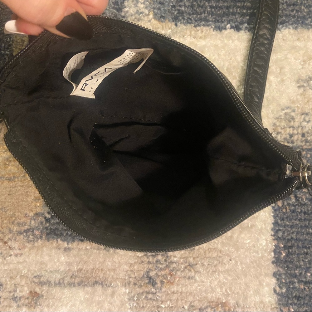 Mini RVCA crossbody 🖤💚 - Picture 3 of 3